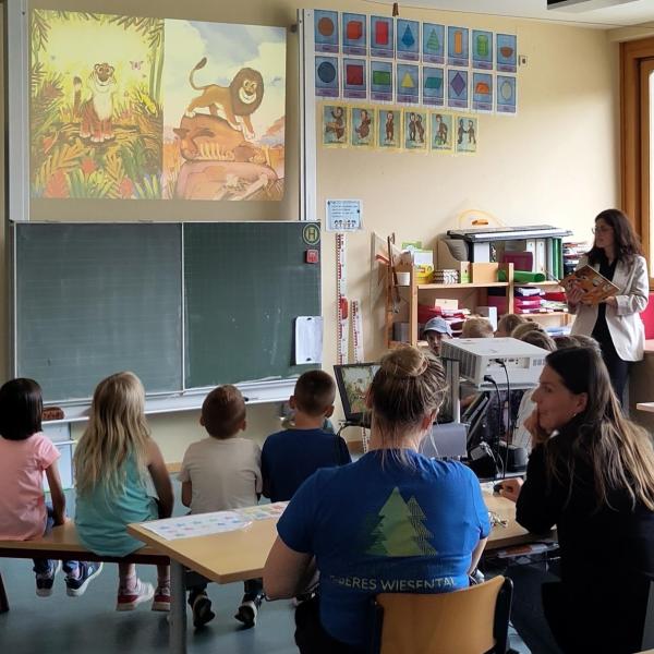 Kinder hören einer Geschichte zu
