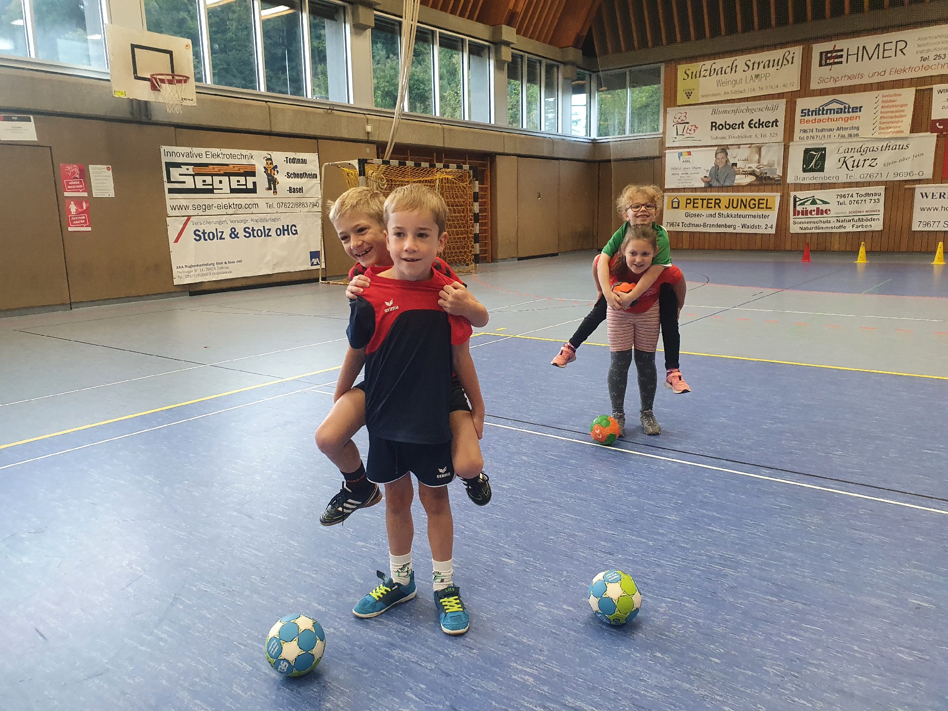 Kinder tragen andere Kinder auf dem Rücken