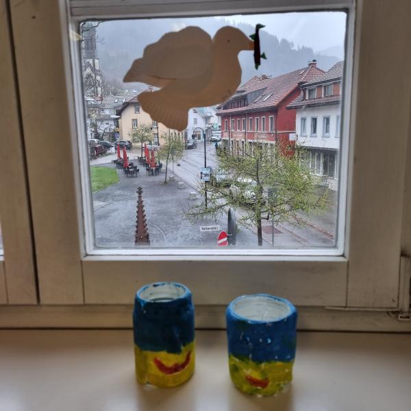 Friedenstaube und Nasenvasen
