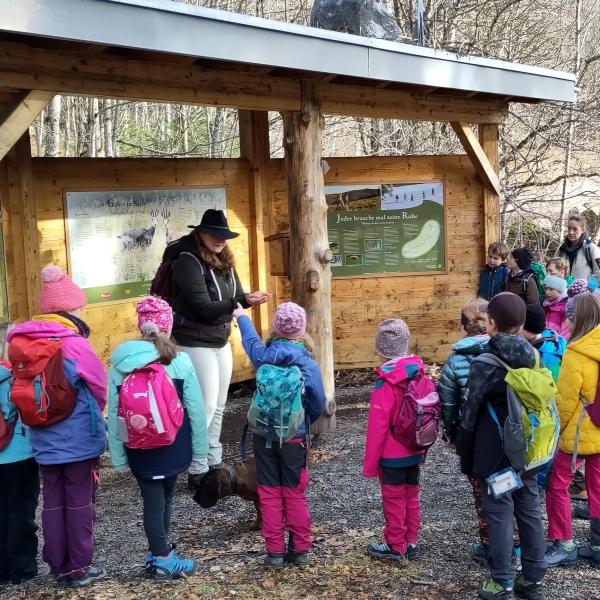 Erklärung der Jägerin. Kinder hören zu.