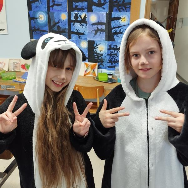 Verkleidete Kinder der Schule