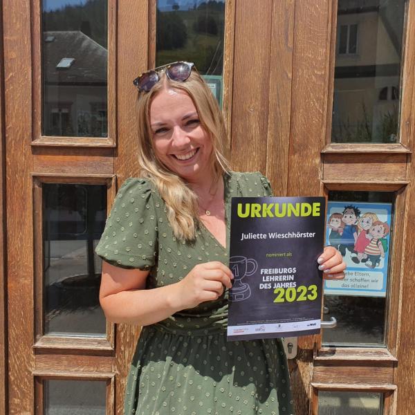 Frau Wieschhörster mit Urkunde
